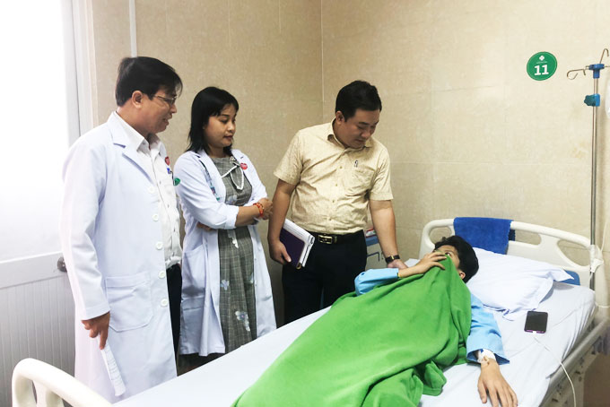 Đoàn kiểm tra của Sở Y tế thăm hỏi sức khỏe bệnh nhân tại Bệnh viện Đa khoa Sài Gòn Nha Trang. 