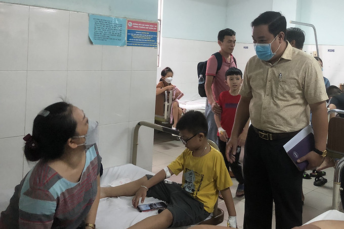 Lãnh đạo Sở Y tế thăm hỏi các bệnh nhân bị ngộ độc đang điều trị tại Bệnh viện Đa khoa tỉnh