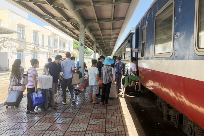 Hành khách đi tàu ở ga Nha Trang.