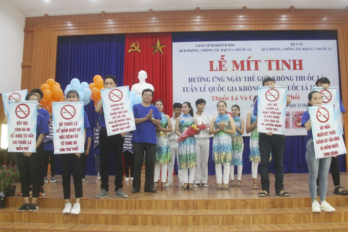 Mít tinh tuyên truyền phòng, chống tác hại thuốc lá ở TP. Cam Ranh. 