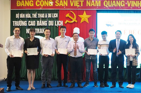 Lãnh đạo Sở Lao động – Thương binh và Xã hội Khánh Hòa và Trường Cao đẳng Du lịch Nha Trang trao chứng chỉ hoàn thành chương trình đào tạo nghề cho các học viên. 