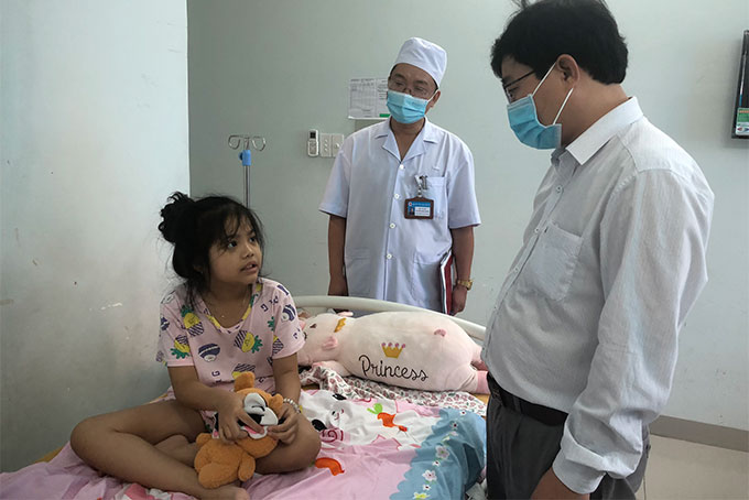 Đoàn kiểm tra Sở Y tế thăm hỏi sức khoẻ bệnh nhân bị ngộ độc đang điều trị tại Bệnh viện Quân y 87. (Ảnh: Thảo Ly)