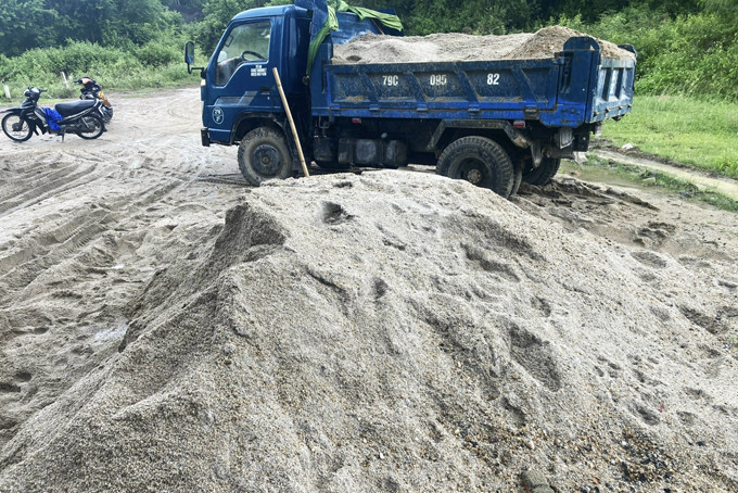Một khu vực tập kết cát trái phép ven sông Cái (xã Vĩnh Ngọc)  bị lực lượng chức năng phát hiện, xử lý.