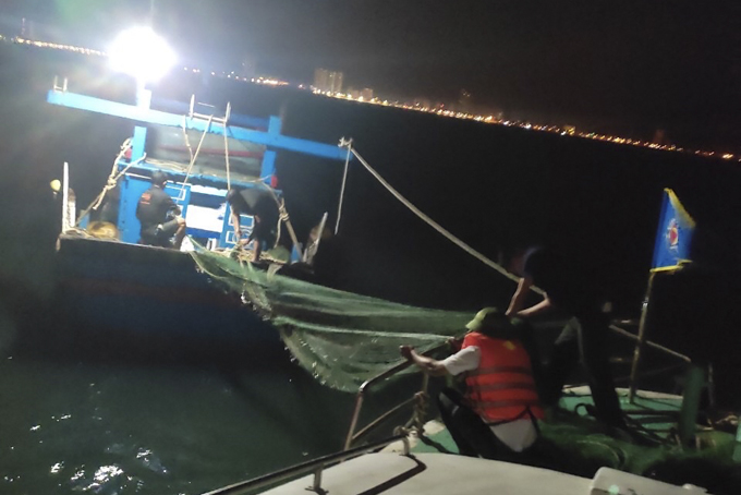 Tàu cào sò trên đầm Nha Phu: Khó xử lý dứt điểm