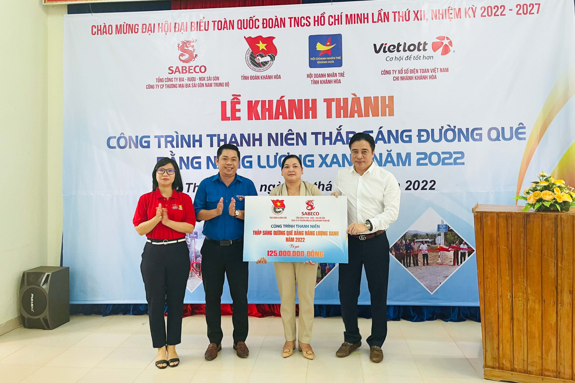 Đồng chí Nguyễn Khắc Toàn cùng các đơn vị trao biểu trưng công trình thanh niên Thắp sáng đường quê bằng năng lượng xanh cho địa phương