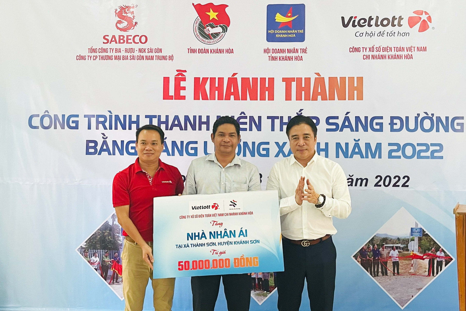 Đồng chí Nguyễn Khắc Toàn cùng đại diện Vietlott Chi nhánh Khánh Hoà trao biểu trưng hỗ trợ Nhà nhân ái cho địa phương để hỗ trợ hộ nghèo của huyện