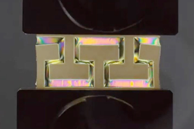 Nhựa tự động chuyển từ mềm sang cứng dưới ánh sáng