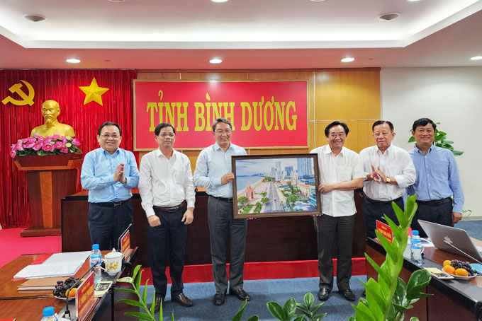 Lãnh đạo tỉnh Khánh Hòa tặng quà lưu niệm cho lãnh đạo tỉnh Bình Dương.