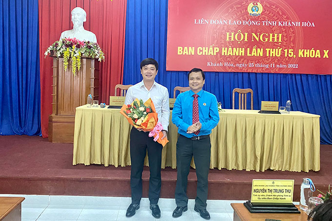 Ông Bùi Đăng Thành – Phó Chủ tịch Liên đoàn Lao động tỉnh tặng hoa chúc mừng ông Bùi Hoài Nam.