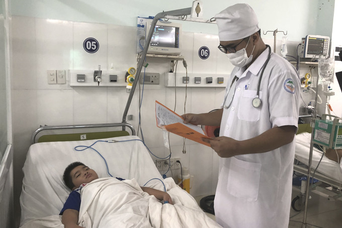 Bệnh nhân mắc sốt xuất huyết nặng điều trị tại Bệnh viện Bệnh nhiệt đới tỉnh.
