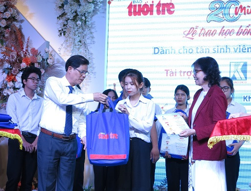 Ông Nguyễn Tấn Tuân và bà Bùi Thị Hồng Tiến – Giám đốc Quỹ Khuyến học, khuyến tài Khánh Hòa trao học bổng và quà tặng cho tân sinh viên. 