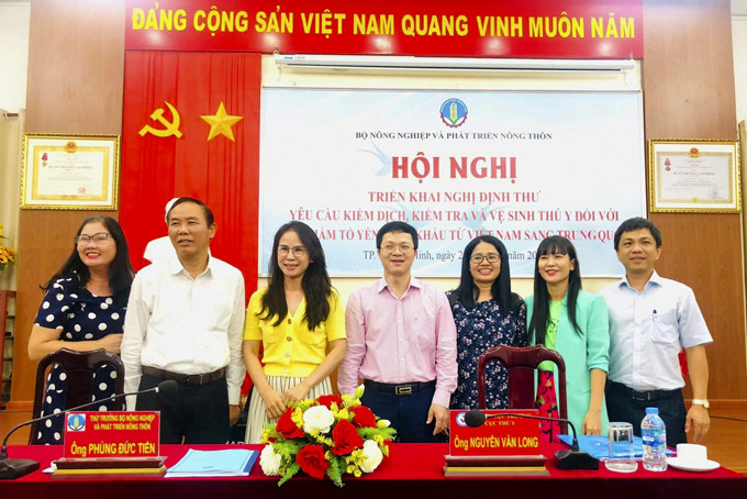 Lãnh đạo Công ty TNHH Nhà nước Một thành viên Yến sào Khánh Hòa và Sanvinest Khánh Hòa  chụp hình lưu niệm với Bộ Nông nghiệp và Phát triển nông thôn. 