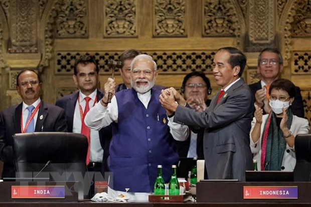 Tổng thống Indonesia Joko Widodo (phải, hàng trước) trao búa chuyển giao cương vị Chủ tịch G20 cho Thủ tướng Ấn Độ Narendra Modi (trái, hàng trước) tại lễ bế mạc Hội nghị thượng đỉnh G20 ở Bali (Indonesia), ngày 16/11. (Ảnh: AFP/TTXVN)