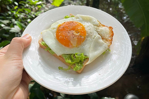 Ăn kèm bánh mì thô với trứng giúp tăng năng lượng. Nguồn ảnh: Internet 