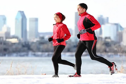 Tập thể dục thường xuyên sẽ giúp hệ miễn dịch có thể hoạt động hiệu quả để chống lại tác nhân gây cảm lạnh, cúm. Ảnh: SHUTTERSTOCK