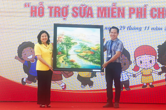 Thứ trưởng Bộ LĐ-TB-XH Nguyễn Thị Hà tặng quà cho Hiệu trưởng nhà trường.