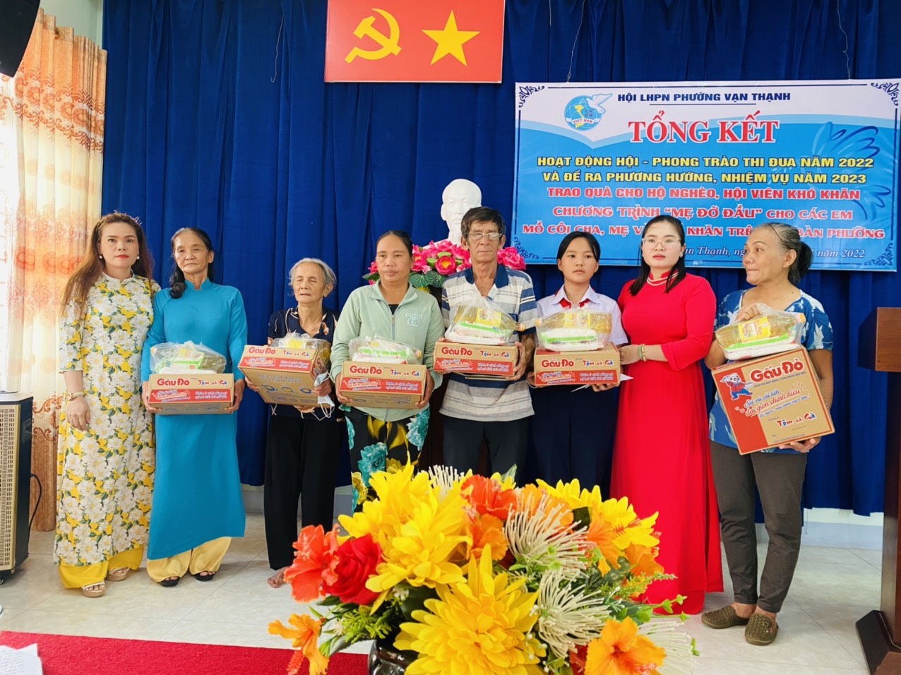 Tại hội nghị, Hội LHPN phường Vạn Thạnh còn trao các suất quà cho người dân có hoàn cảnh khó. khăn.