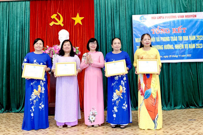 Hội LHPN phường Vĩnh Nguyên trao giấy khen cho các hội viên tiêu biểu hoàn thành tốt công tác hội năm 2022.