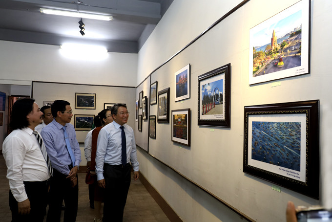 Khanh Hoa’s leadership visiting the exhibition held by the provincial Literature-Art Association
