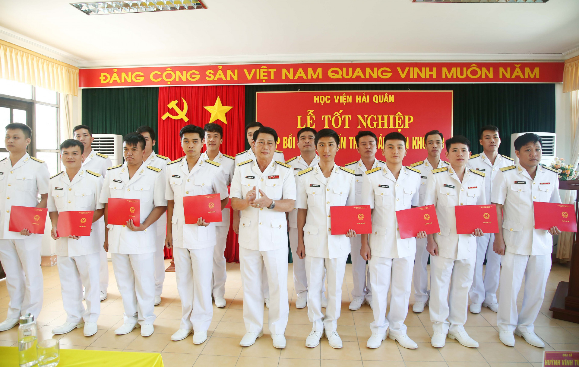 Phó Giám đốc Học viện Hải quân trao chứng chỉ cho các học viên tốt nghiệp 