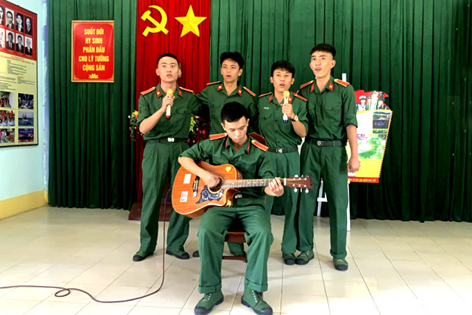 Thượng sĩ Hồ Sỹ Nhất (ngoài cùng bên trái) tham gia hoạt động văn nghệ tại đơn vị.