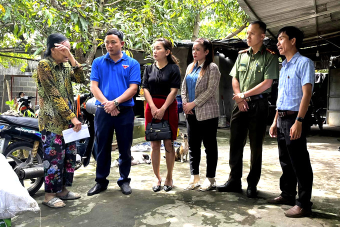 Đại diện Huyện đoàn Cam Lâm thăm hỏi, trao kinh phí hỗ trợ  cho gia đình em Ngọc.