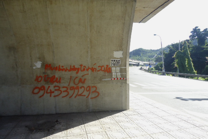 Rao vặt dưới chân cầu vượt