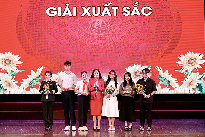 Ban tổ chức trao 3 giải Xuất sắc cho các thí sinh, nhóm thí sinh.