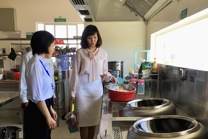 Lãnh đạo Phòng Giáo dục và Đào tạo TP. Nha Trang kiểm tra bếp ăn bán trú  tại một trường mầm non tư thục.
