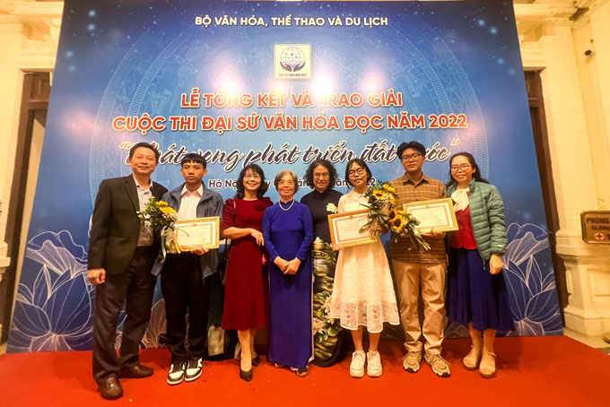 Prize winners of Khanh Hoa posing with leaders of Library Department and provincial Department of Culture and Sports
