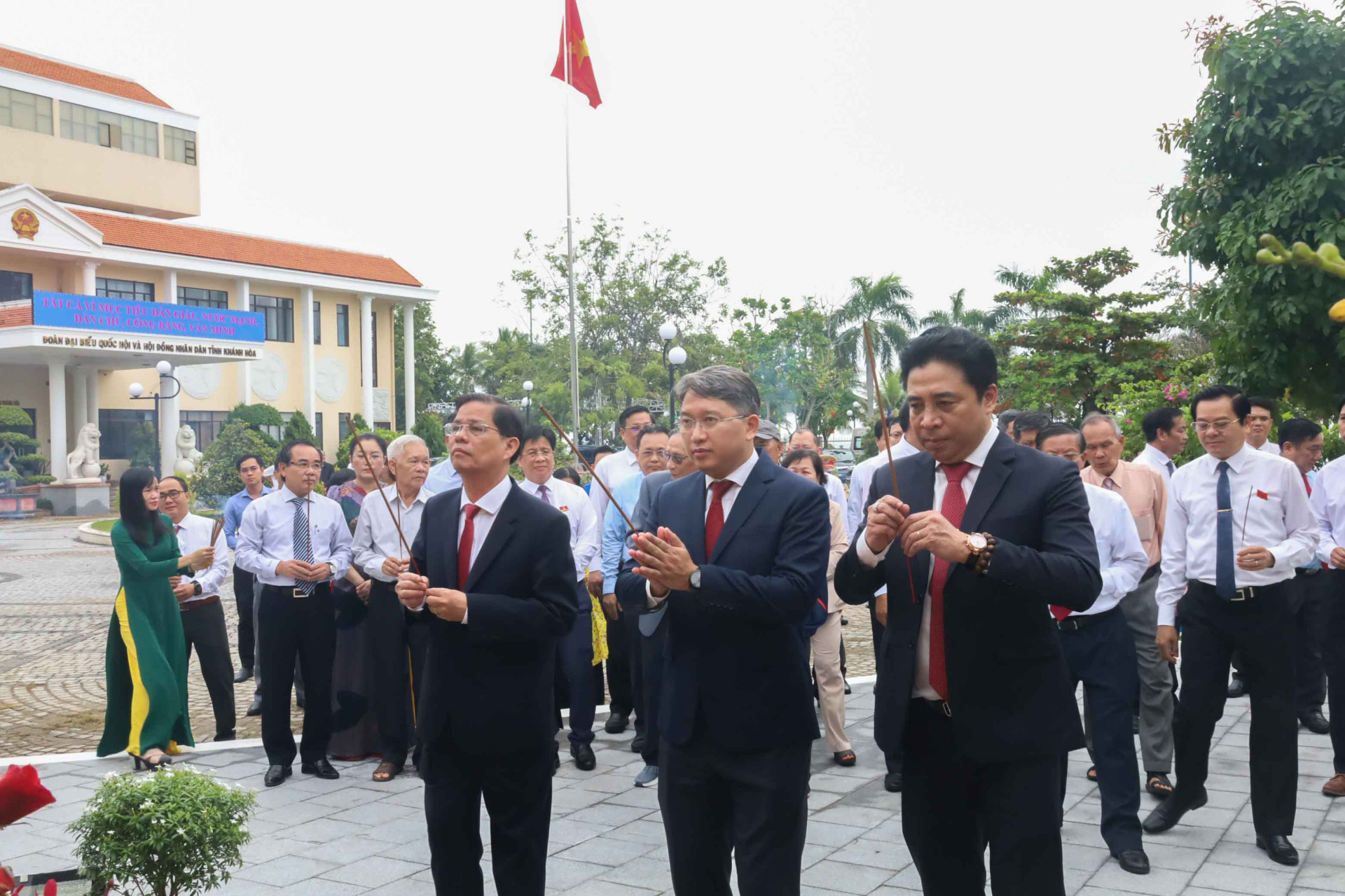 Lãnh đạo tỉnh Khánh Hòa dâng hương tưởng niệm các anh hùng, liệt sĩ trong Lễ hoàn công bia ghi nhớ sự kiện lịch sử Tết Mậu Thân năm 1968. 