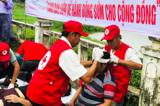 Hội Chữ thập đỏ tỉnh tập huấn sơ cấp cứu cho người dân.