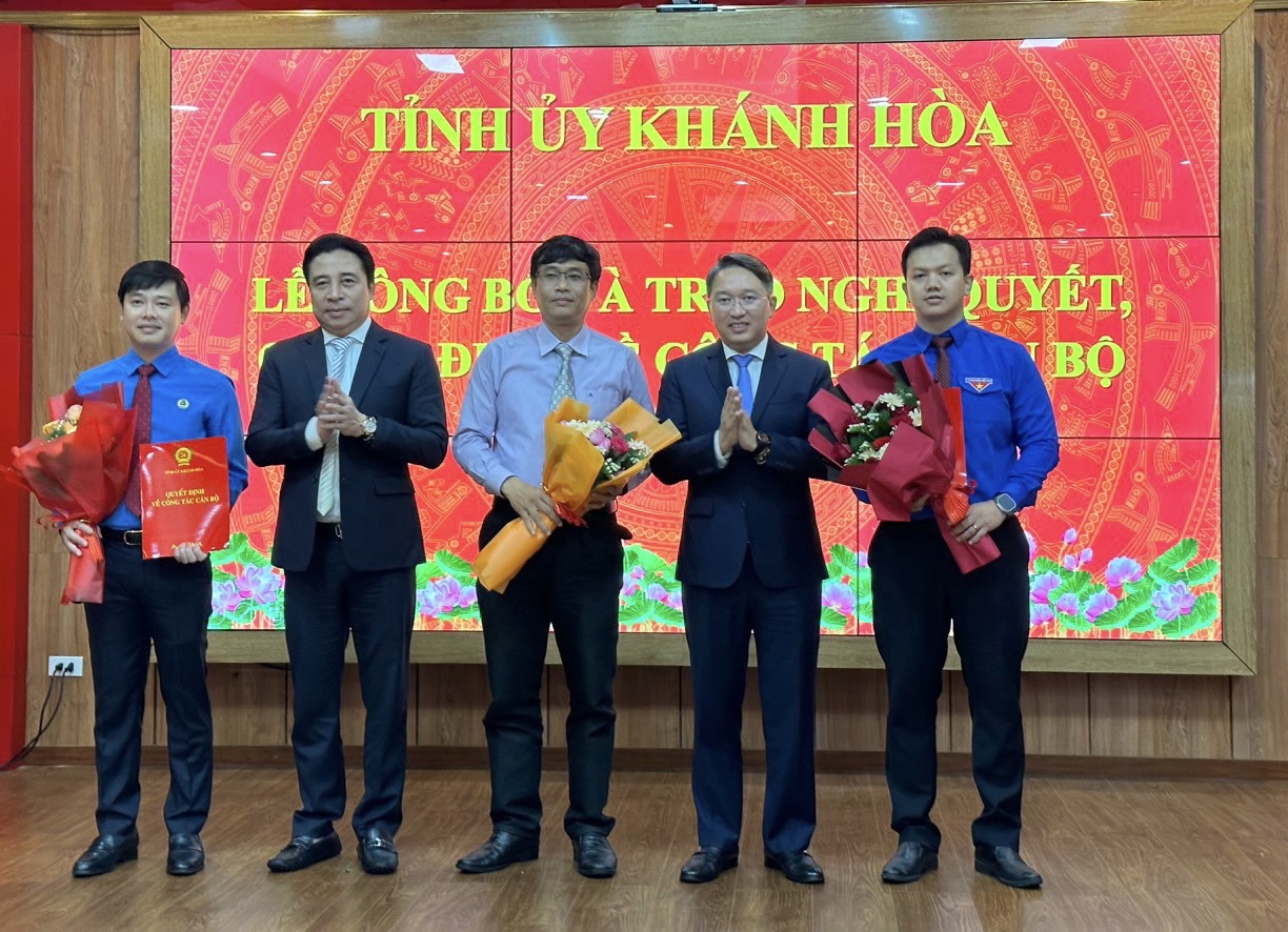 Ông Nguyễn Hải Ninh và ông Nguyễn Khắc Toàn trao các nghị quyết, quyết định về công tác cán bộ