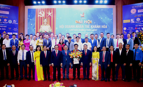 Lãnh đạo tỉnh tặng hoa chúc mừng  Ban Chấp hành Hội Doanh nhân trẻ tỉnh khóa V, nhiệm kỳ 2022-2027.