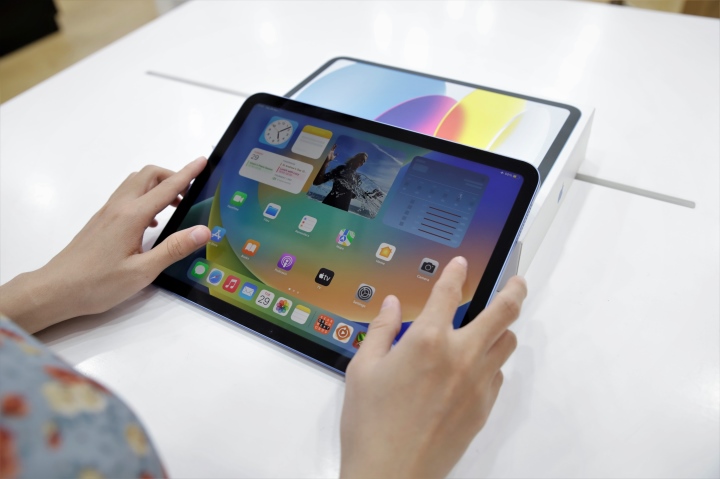 iPad Gen 10 thay đổi ngoại hình hoàn toàn so với các model tiền nhiệm.