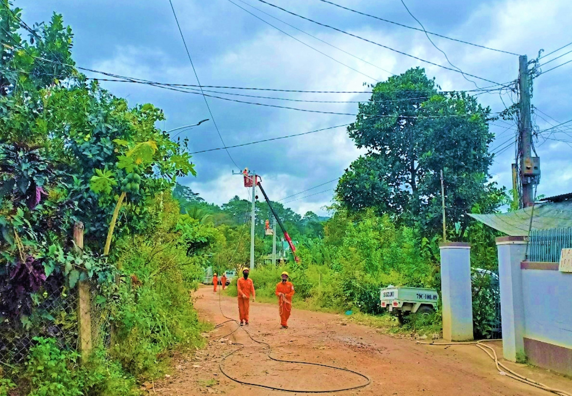 Constructing power grid in Khanh Son