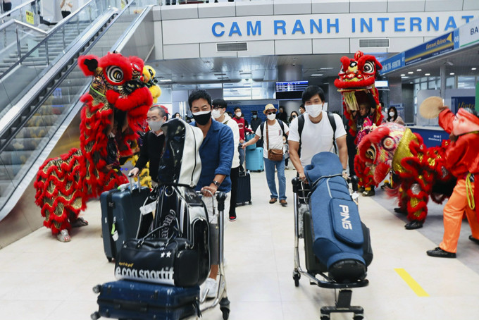 Tourists come to Nha Trang - Khanh Hoa