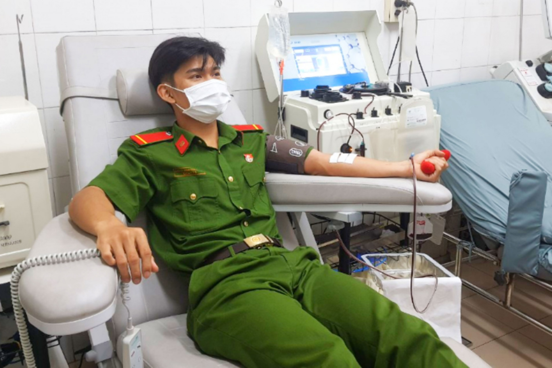 Binh nhất Khổng Minh Kiến Quốc tham gia hiến tiểu cầu hỗ trợ cấp cứu bệnh nhân