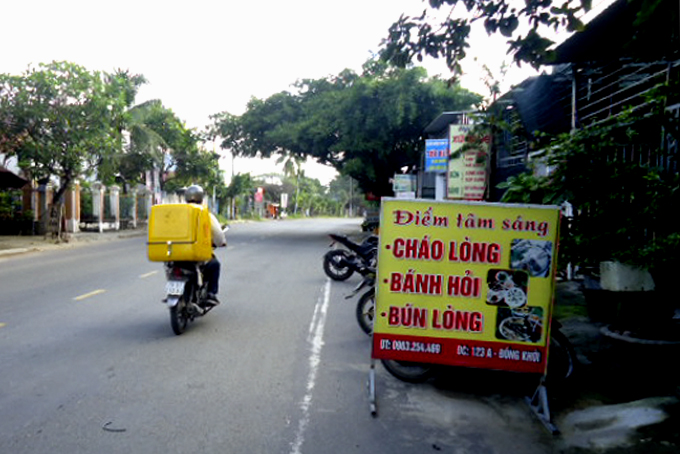 Dựng bảng hiệu dưới lòng đường