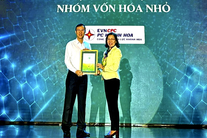 Ông Nguyễn Hải Đức -  Tổng Giám đốc Công ty Cổ phần  Điện lực Khánh Hòa nhận giải thưởng.