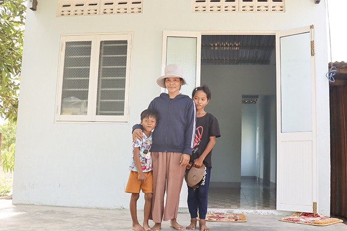Một hộ đồng bào dân tộc thiểu số ở xã Cam Thịnh Tây được hỗ trợ xây nhà mới từ nguồn kinh phí xã hội hóa.