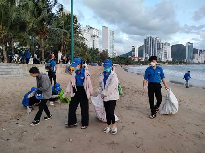 Sinh viên tham gia nhặt rác dọn dẹp bãi biển. 