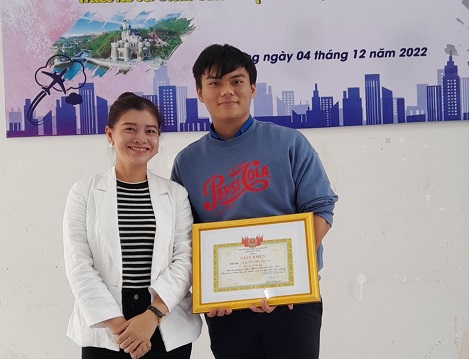 Cô Nguyễn Thị Hồng Cẩm - Phó Trưởng phòng phụ trách Khoa Du lịch Trường Đại học Khánh Hòa trao giải nhất cho sinh viên. 