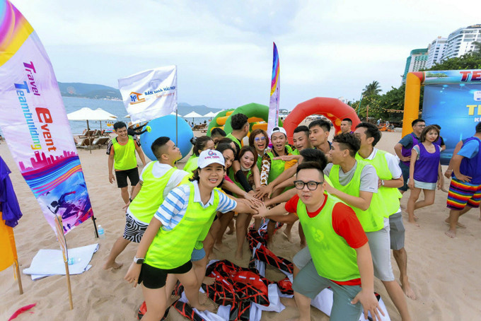 MICE tourists taking team building activities on Nha Trang beach