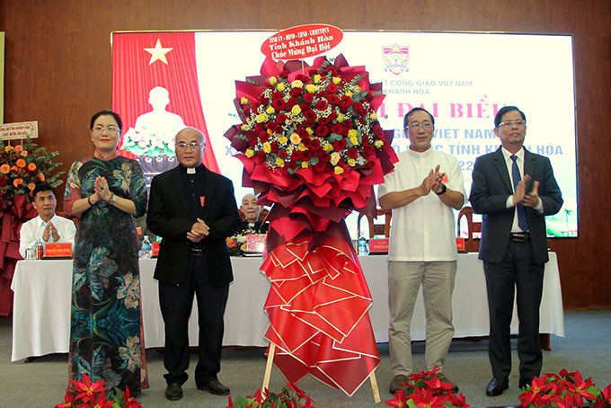 Ông Nguyễn Tấn Tuân - Phó Bí thư Tỉnh ủy, Chủ tịch UBND tỉnh (bìa phải) và bà Phạm Thị Xuân Trang - Phó Chủ tịch HĐND tỉnh (bìa trái) tặng hoa chúc mừng đại hội.