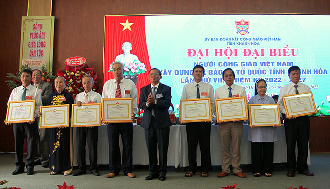 Ông Trần Ngọc Thanh - Trưởng Ban Dân vận Tỉnh ủy, Chủ tịch Ủy ban MTTQ Việt Nam tỉnh (ở giữa) tặng bằng khen cho các tập thể.