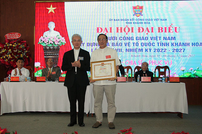 Linh mục Trần Xuân Mạnh - Chủ tịch Ủy ban Đoàn kết Công giáo Việt Nam (bên trái) tặng bằng khen cho Ủy ban Đoàn kết Công giáo Việt Nam tỉnh.