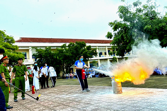 Học sinh Trường THPT Phan Bội Châu (phường Cam Lộc, TP. Cam Ranh)  thực hành dập tắt đám cháy bình gas.