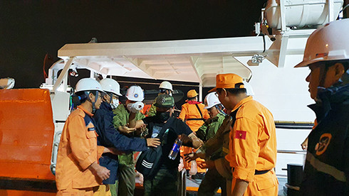 Lực lượng cứu nạn đưa thủy thủ bị nạn vào bờ