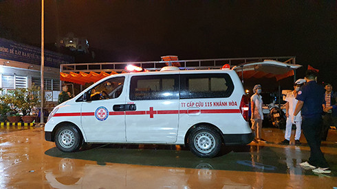 Ngay khi được đưa vào bờ, thủy thủ người Philippines đã được xe cấp cứu đưa đến bệnh viện chữa trị